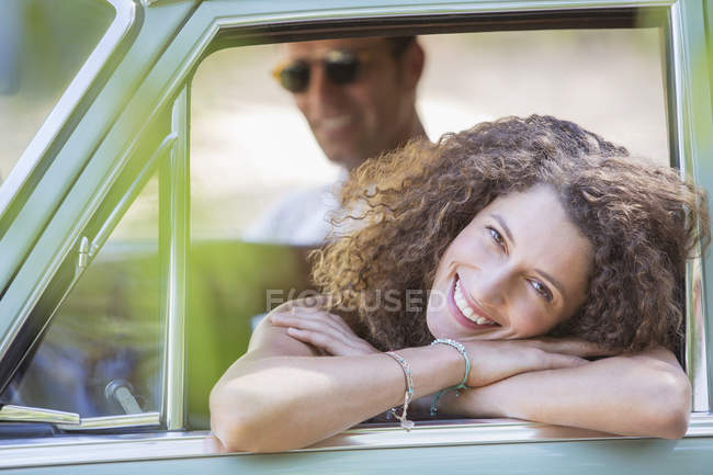 Mulher relaxante na porta do carro durante o passeio de carro — Fotografia de Stock