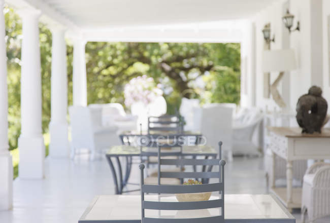 Luxus-Terrasse mit Tisch und Stühlen gegen Bäume — Stockfoto