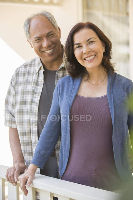 Retrato de pareja sonriente en el porche - foto de stock