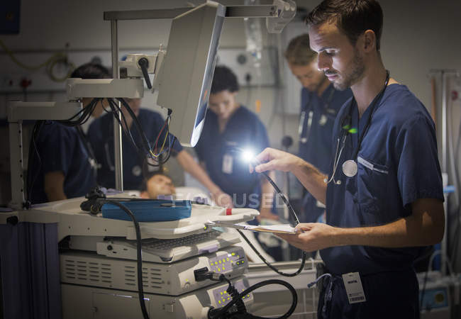 Grupo de médicos que cuidam de pacientes em enfermaria hospitalar — Fotografia de Stock