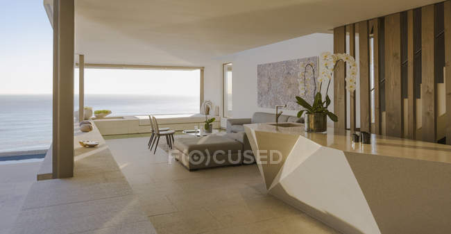 Moderno, casa de lujo escaparate sala de estar abierta a la vista al mar - foto de stock