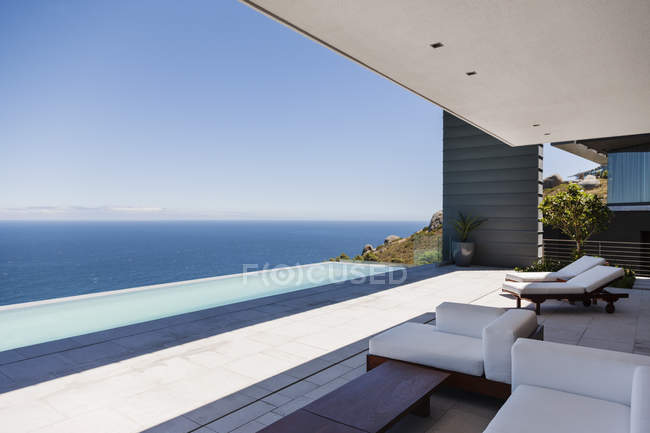 Moderno patio con vista sull'acqua dell'oceano — Foto stock