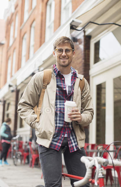 Homme buvant du café dans la rue — Photo de stock