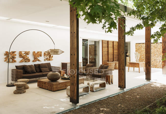 Luxus-Wohnzimmer im Freien tagsüber — Stockfoto