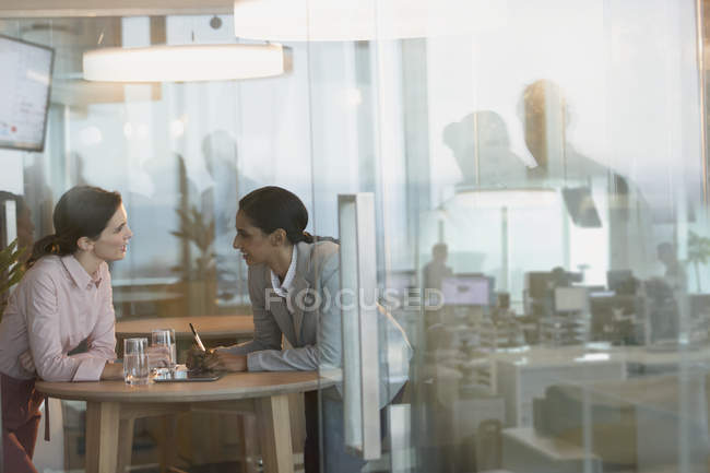 Mujeres de negocios hablando en reunión de la sala de conferencias - foto de stock