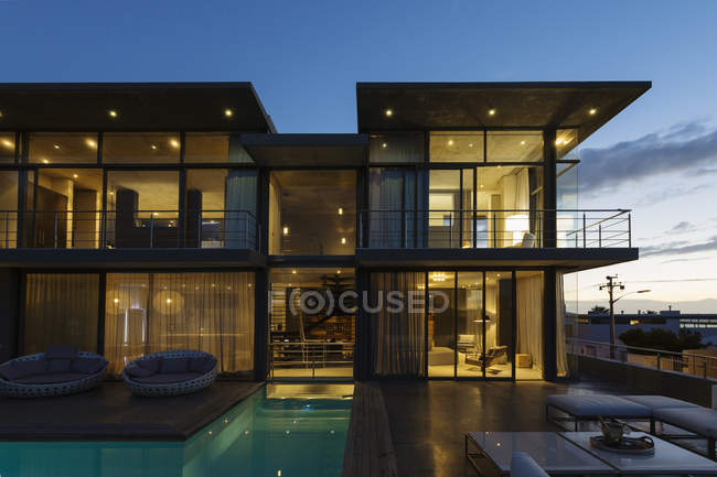 Casa di lusso con piscina illuminata di notte — Foto stock