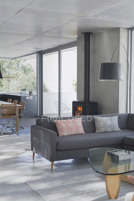 Moderno, casa di lusso vetrina soggiorno con camino a legna — Foto stock
