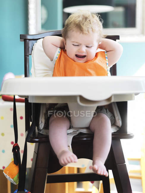 Bambino ragazza piangendo in seggiolone — Foto stock
