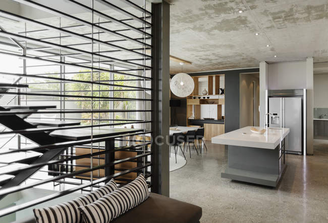 Interior de luxo da casa moderna, sala de jantar e cozinha — Fotografia de Stock