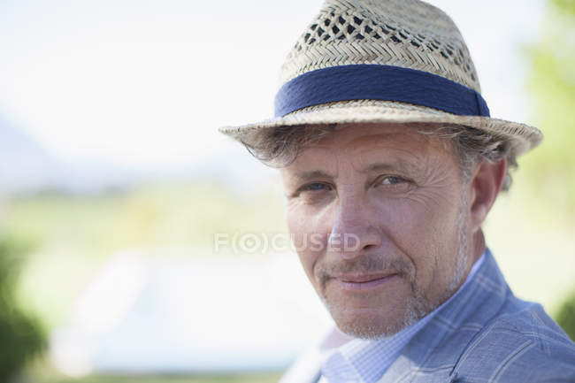 Heureux homme plus âgé moderne souriant à l'extérieur — Photo de stock