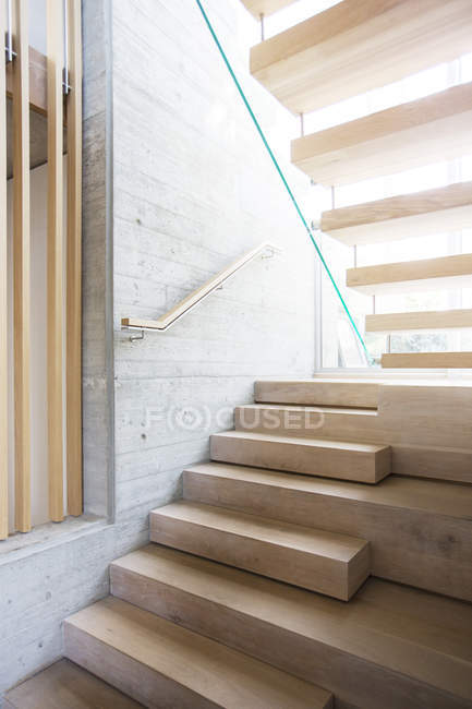 Escalier moderne dans une maison de luxe — Photo de stock