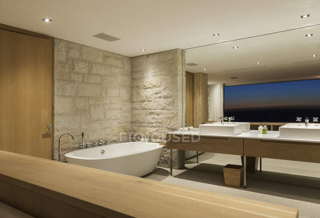 Salle de bain moderne avec baignoire la nuit — Photo de stock