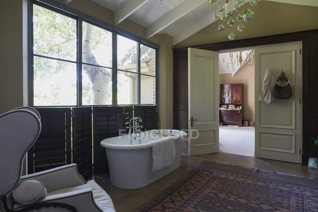 Ванная комната роскошного современного дома — стоковое фото