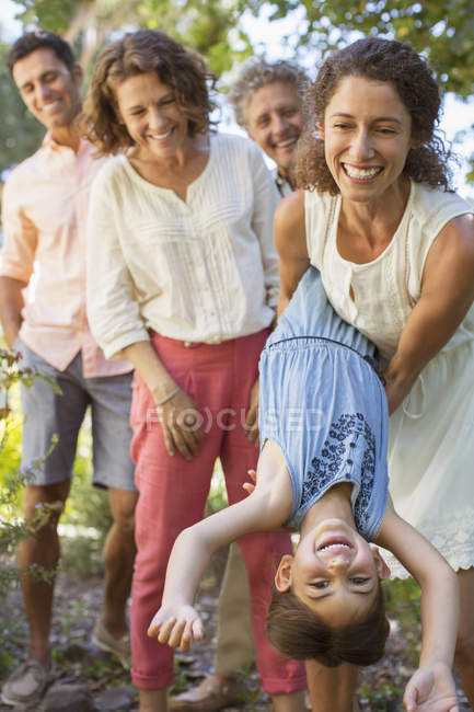 Madre e figlia giocare con la famiglia all'aperto — Foto stock