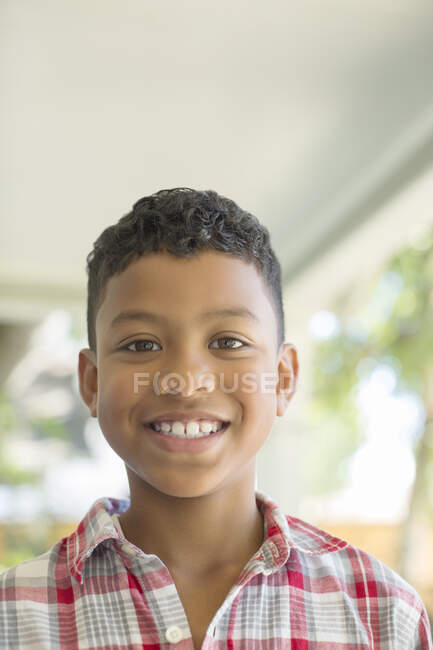 Feche o retrato do menino sorridente — Fotografia de Stock