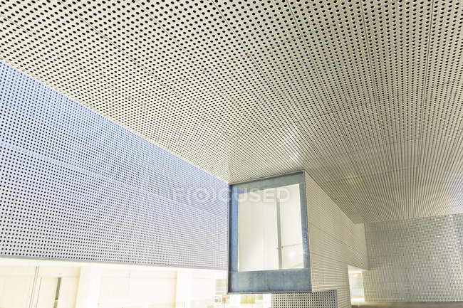 Ventana iluminada en edificio de oficinas moderno - foto de stock