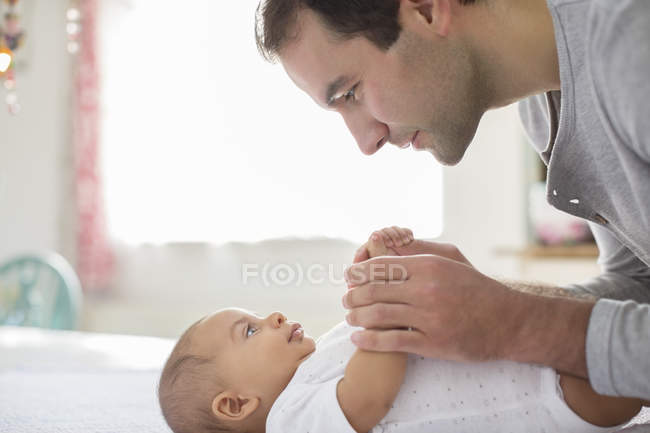 Padre adorando bebé niño - foto de stock