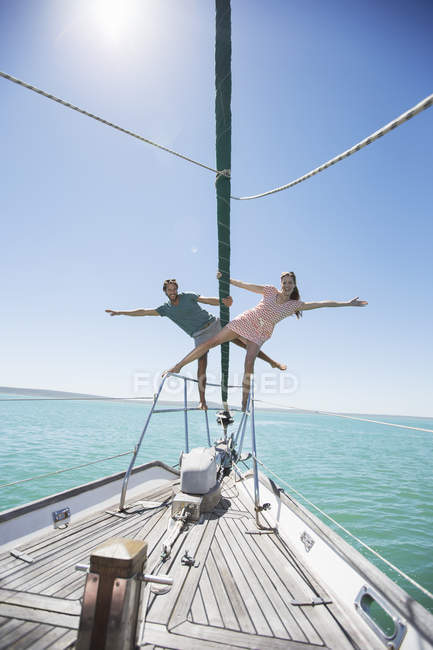 Couple standing on end of boat — Stock Photo