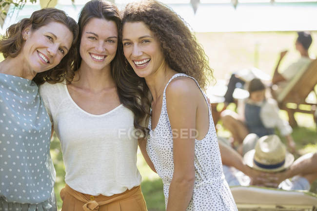 Felice bella famiglia abbracci a picnic in famiglia — Foto stock