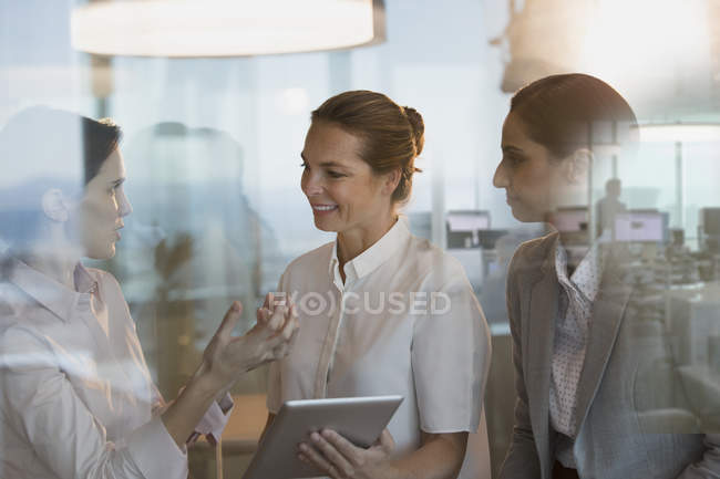 Geschäftsfrauen mit digitalem Tablet arbeiten im Büro — Stockfoto