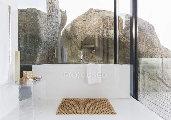 Ванна и стеклянные стены в современной ванной комнате — стоковое фото
