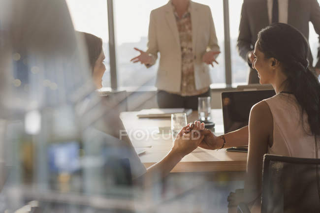 Mulheres de negócios apertando as mãos na reunião da sala de conferências — Fotografia de Stock