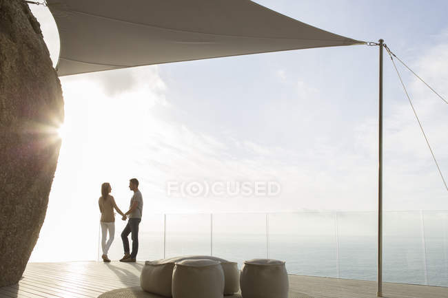 Paar steht auf modernem Balkon — Stockfoto