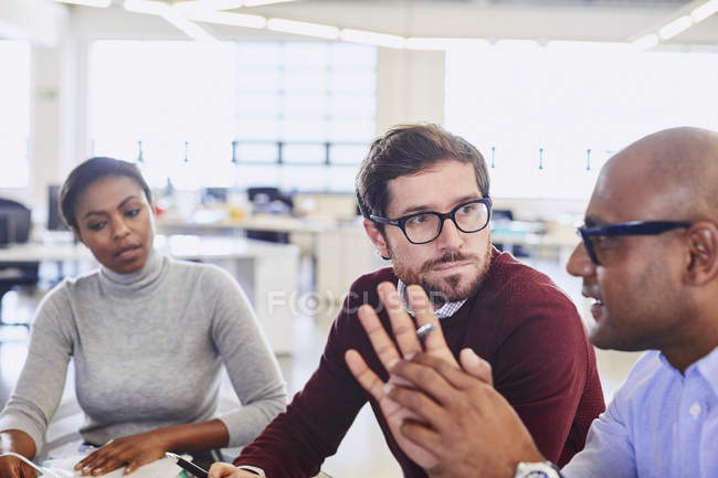 Geschäftsleute unterhalten sich bei Besprechungen im modernen Büro — Stockfoto