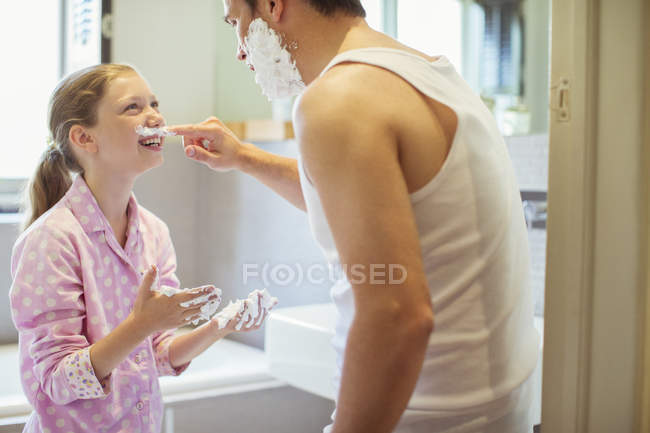Батько і дочка грають з кремом для гоління — стокове фото