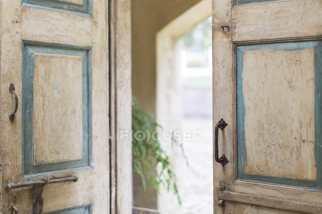 Fechar a porta e alças de casa rústica — Fotografia de Stock