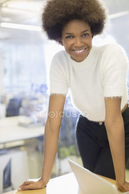 Feliz jovem empresária sorrindo no escritório — Fotografia de Stock