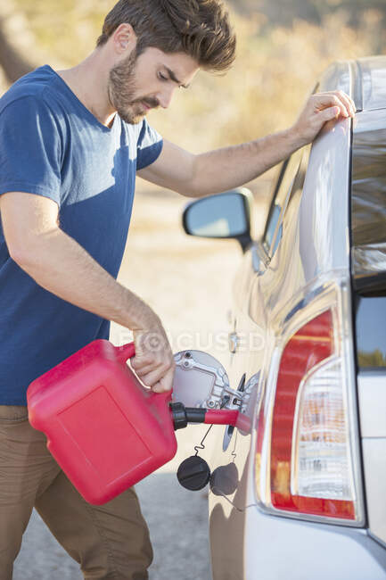 Man filling gas tank at roadside — Stock Photo