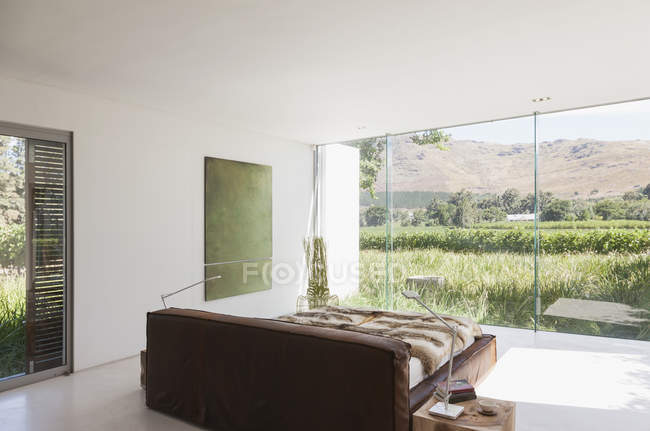 Спальня в сучасному будинку з видом на сільський пейзаж — стокове фото