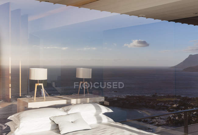 Сучасна спальня з видом на океан — стокове фото