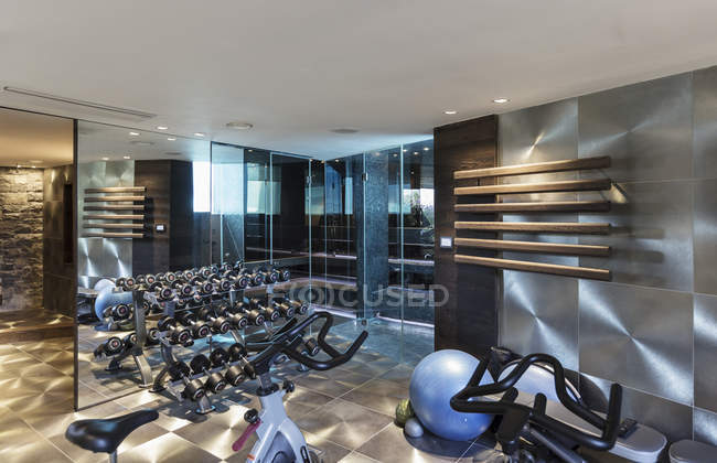 Salle de gym avec équipement dans la maison de luxe moderne vitrine intérieure — Photo de stock