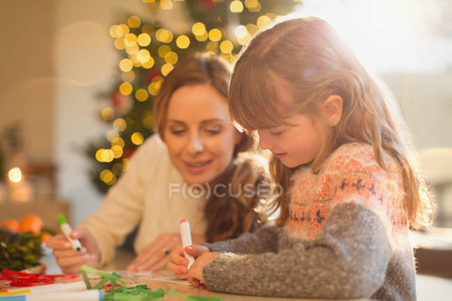 Мати і дочка, роблячи різдвяні прикраси — стокове фото