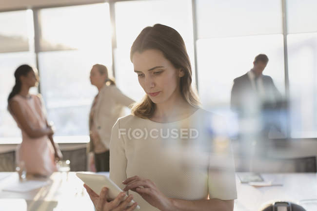 Деловая женщина с цифровым планшетом в конференц-зале — стоковое фото