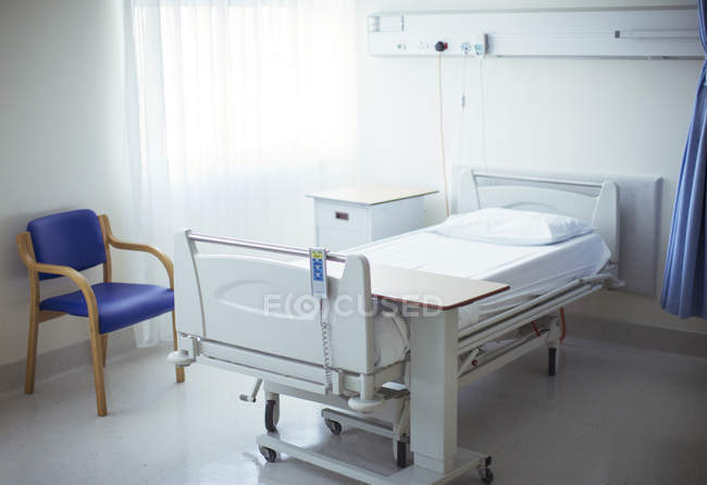 Cama vacía en la habitación del hospital - foto de stock