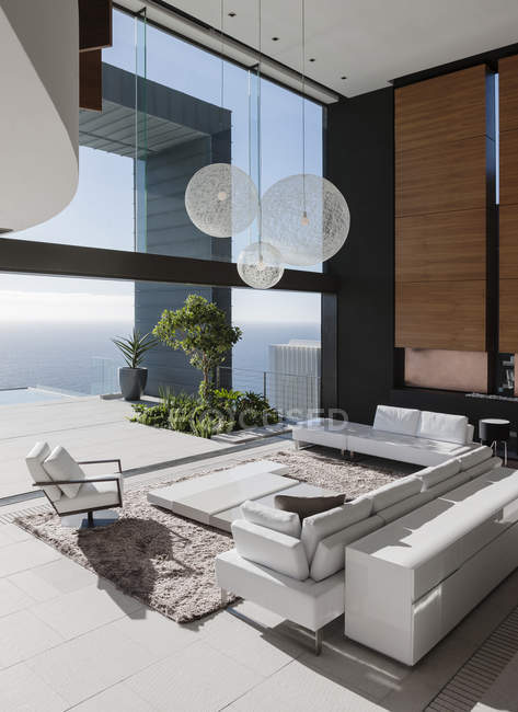 Modernes Wohnzimmer mit Blick auf das Meer — Stockfoto