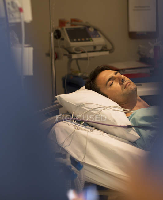 Paziente maschio che dorme in letto d'ospedale — Foto stock