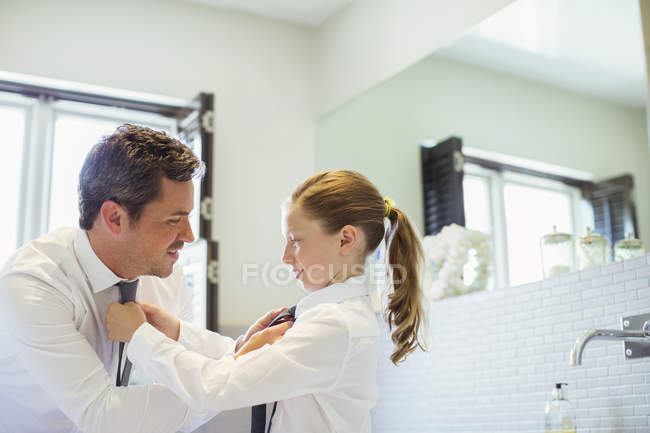 Vater und Tochter binden einander die Krawatten — Stockfoto