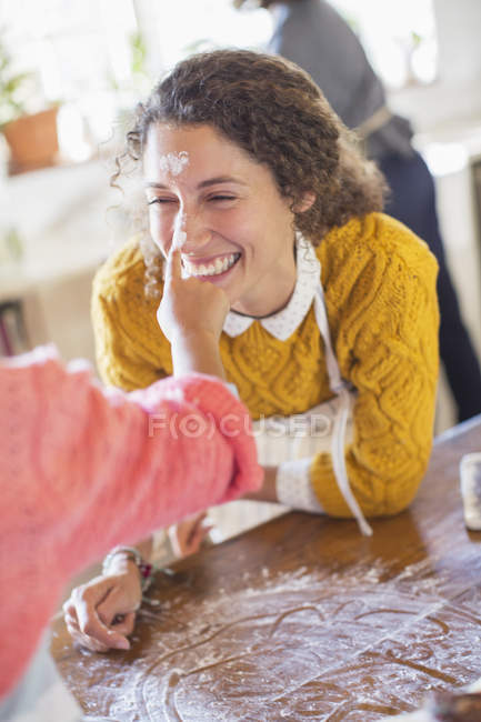 Filha colocando farinha no nariz da mãe — Fotografia de Stock