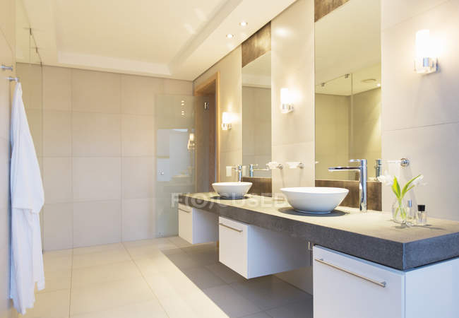 Baño moderno con espejo grande - foto de stock