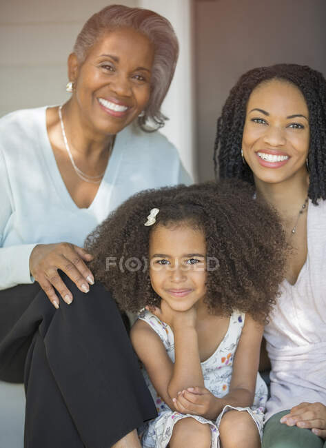 Portrait de femmes souriantes de plusieurs générations — Photo de stock