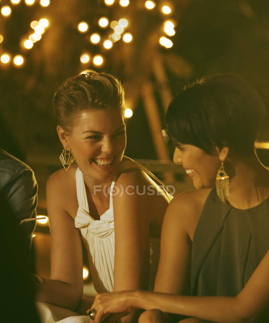 Жінки сміються на вечірці — стокове фото