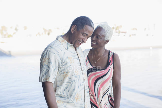 Seniorenpaar geht am Strand spazieren — Stockfoto