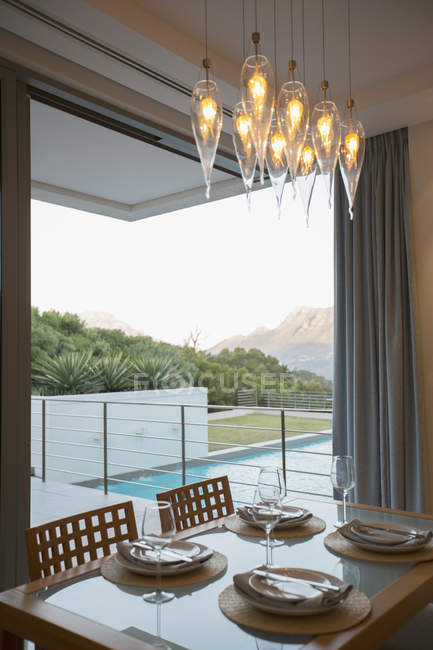 Роскошная столовая с видом на балкон и бассейн — стоковое фото