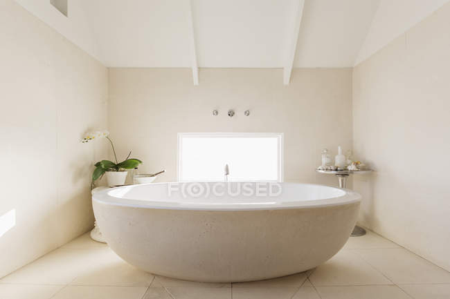 Round modern white luxury soaking bathtub — Stock Photo