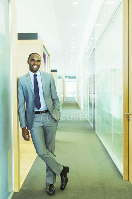 Empresário sorrindo no cargo — Fotografia de Stock