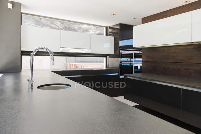 Pia e balcões na cozinha moderna — Fotografia de Stock